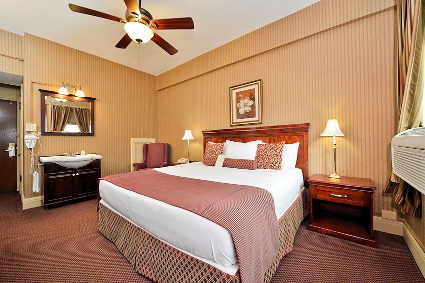 Genetti Hotel & Suites - Traditional King Rooms