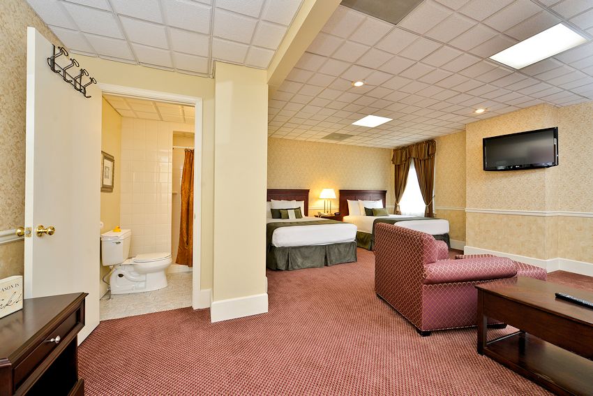 Genetti Hotel & Suites - Traditional Queen Guestroom